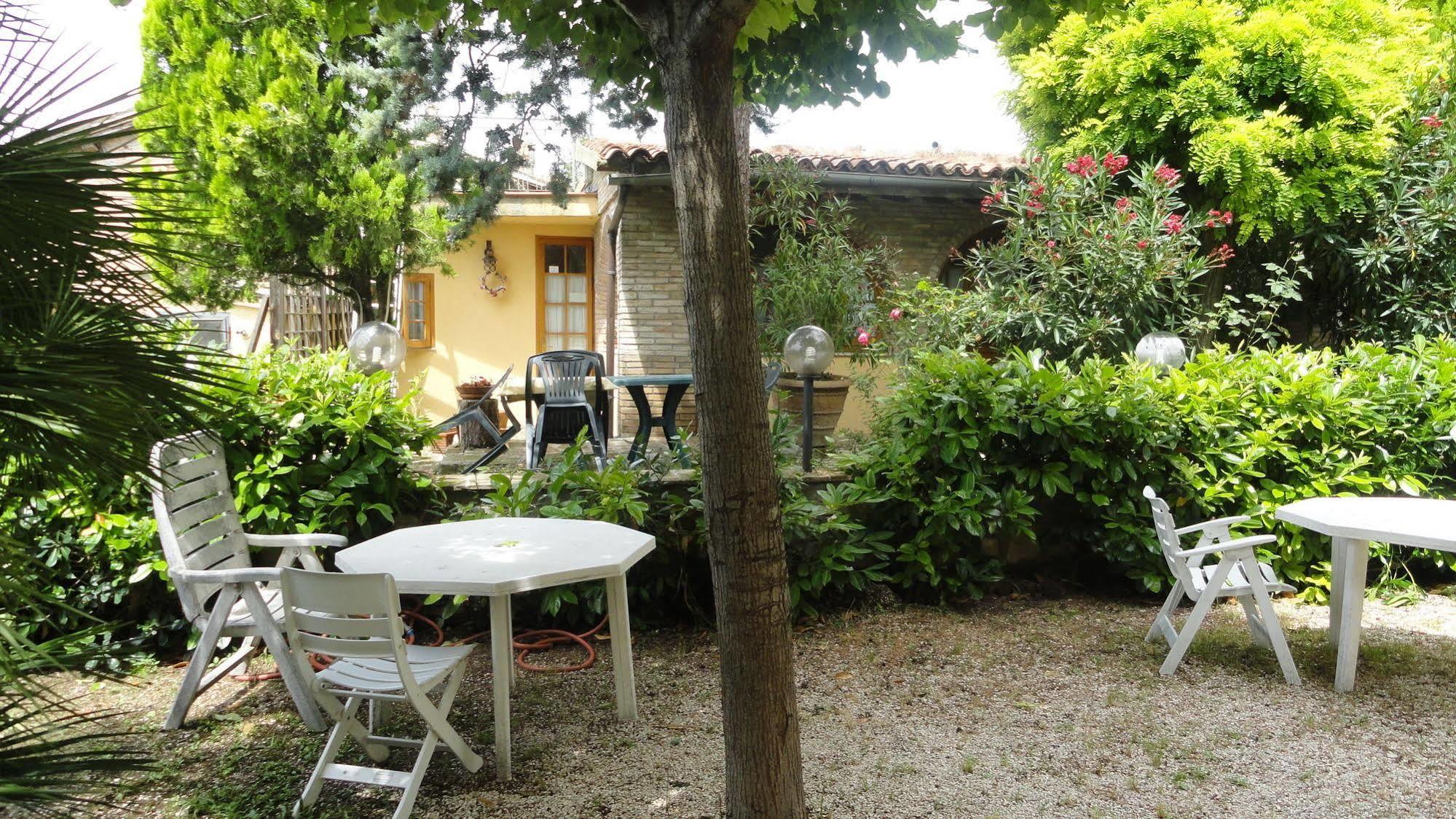 La Terrazza Di Spello Aparthotel Luaran gambar